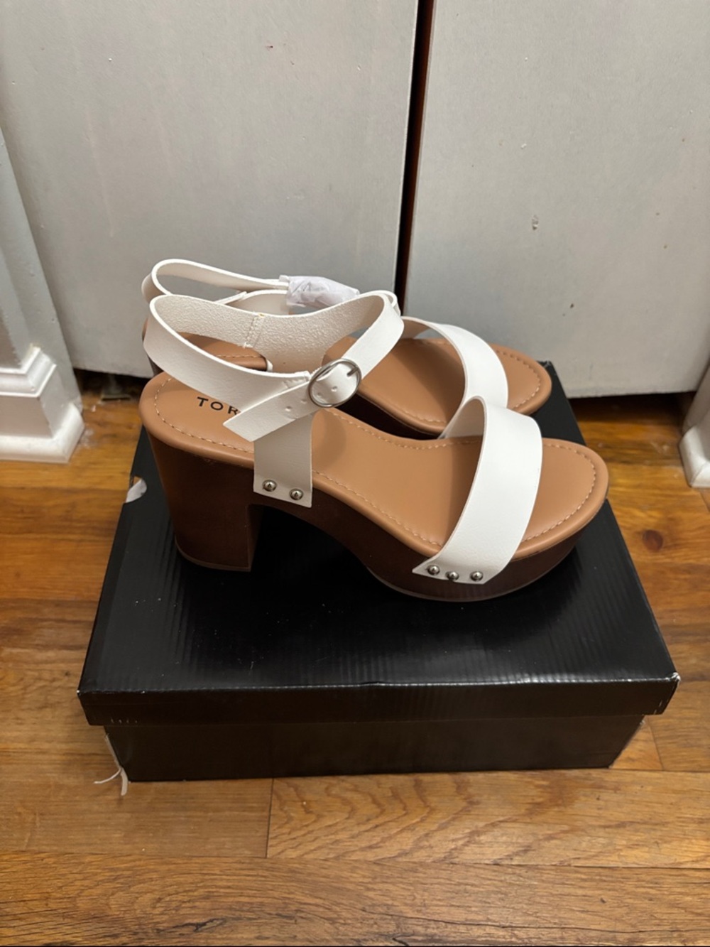 torrid White Strap Platform Sandals with Brown Block Heel - Picture 4 of 5
